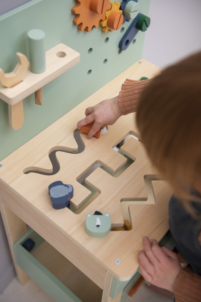 Wooden work bench